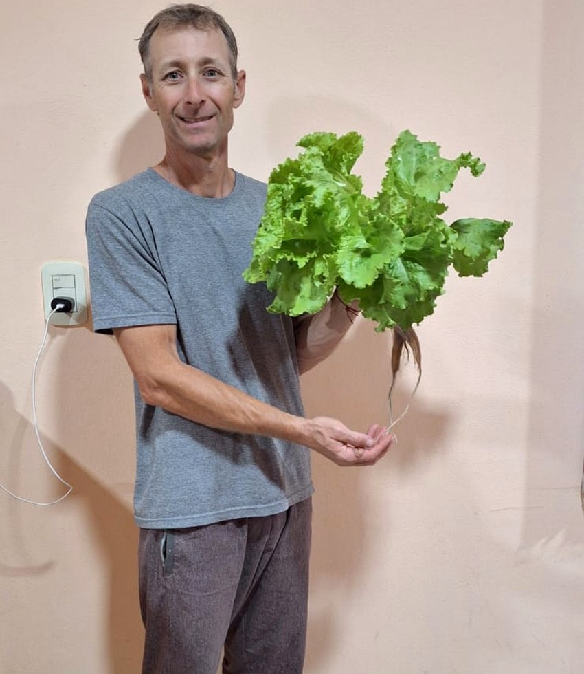 Claudio mostrando un cultivo real de hidroponía